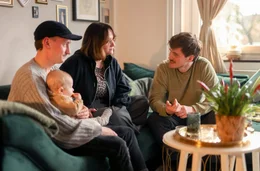Reporter Frank Seibert (rechts) bei Kim und ihrer Familie.