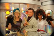 Rückblick in die Vergangenheit von Robin: Robin (Cobie Smulders, l.), Jessica (Nicole Scherzinger, r.) und Alan Thicke (Alan Thicke, M.) ... Rückblick in die Vergangenheit von Robin: Robin (Cobie Smulders, l.), Jessica (Nicole Scherzinger, r.) und Alan Thicke (Alan Thicke, M.) ...