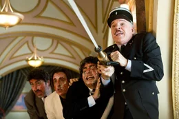 Inspektor Jacques Clouseau (Steve Martin, r.) treibt sein internationales Ermittlungsteam, Pepperidge (Alfred Molinader), Vincenzo (Andy Garc&iacute;a), Kenji (Yuki Matsuzaki) (v.l.n.r.), v&ouml;llig in den Wahnsinn ...