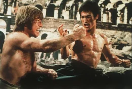 Chuck Norris als Colt (l.), Bruce Lee als Tang Lung (r.)