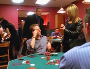 Goren (Vincent D'Onofrio) und Eames (Kathryn Erbe) nehmen den Pokerspieler Joey Frost (Lou Taylor Pucci, sitzend) genauer unter die Lupe. Goren (Vincent D'Onofrio) und Eames (Kathryn Erbe) nehmen den Pokerspieler Joey Frost (Lou Taylor Pucci, sitzend) genauer unter die Lupe.