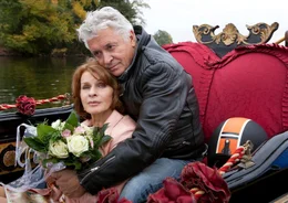 Paul (Henry H&uuml;bchen) besch&uuml;tzt Marlene (Senta Berger), die Angst vor Wasser hat und keine Bootsfahrten vertr&auml;gt.