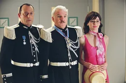 Ponton (Jean Reno, l.), Clouseau (Steve Martin, M.) und Nicole (Emily Mortimer, r.) auf Krankenbesuch.
