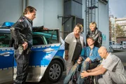 Melanie (Sanna Englund, hinten r.) und Mattes (Matthias Schloo, l.) haben Dr. Haase (Fabian Harloff, 2.v.r.) bei Frauke (Manuela Wisbeck 2.v.l.) abgeliefert. Im EKH wollen sie herausfinden, was mit dem Notarzt geschehen ist.