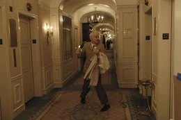 Bei seinen Recherchen ist Inspektor Clouseau (Steve Martin) nicht alleine: Dreyfus beobachtet jeden seiner Schritte ...