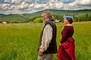 Gro&szlig;vater (Karel Gott) und Gro&szlig;mutter (Kamila Mag&aacute;lov&aacute;) leben gern auf dem Land.