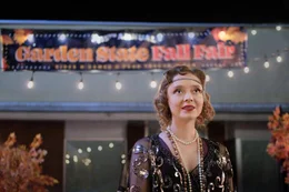 Ruby Baker (Madeleine Arthur) ist ein Geist aus 1920ern.  +++ Die Verwendung des sendungsbezogenen Materials ist nur mit dem Hinweis und Verlinkung auf RTL+ gestattet. +++