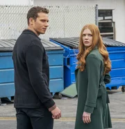 Evan Buckley (Oliver Stark) und Taylor Kelly (Megan West)