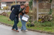 Michael (Erich Altenkopf, r.) hilft Pachmeyer (Maximilian Laprel, l.) aus einer misslichen Lage. Michael (Erich Altenkopf, r.) hilft Pachmeyer (Maximilian Laprel, l.) aus einer misslichen Lage.