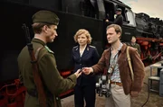 Die Lokf&uuml;hrerin Edith Salzmann (Luisa-C&eacute;line Gaffron) und der DEFA-Filmreporter Kurt Blochwitz (Vincent Redetzki, re.) bei der Grenzkontrolle.