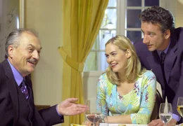 Der M&uuml;nchner Nobelanwalt Marc Bender (Heio von Stetten, re.) blickt einer Bilderbuchkarriere entgegen: Lisa (Gesine Cukrowski), die attraktive Tochter seines Chefs (Dietrich Mattausch), wartet darauf, dass er sie heiratet. Als "Mitgift" soll Marc die Teilhaberschaft an der Kanzlei des verm&ouml;genden Schwiegervaters erhalten.