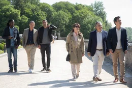 v.li.: Charles Kofi (Noom Diawara), Rachid Benassem (Medi Sadoun), David Benichou (Ary Abittan), Marie Verneuil (Chantal Lauby), Claude Verneuil (Christian Clavier), Chao Ling (Fr&eacute;d&eacute;ric Chau)