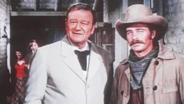 Der Kampf ist &uuml;berstanden: Pat Garrett (Glenn Corbett, re.) wird Sheriff, und Chisum (John Wayne, li.) kann sich nunmehr in Frieden seinem Rinder-Imperium widmen.