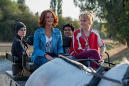 Tina (Lisa-Marie Koroll) und Bibi (Lina Larissa Strahl) sammeln bei ihrem Wildnisausflug immer mehr Fl&uuml;chtlinge (Lea van Acken und Altamasch Noor) ein.