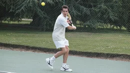 Der Ex-Profi Chris (Jonathan Rhys Meyers) arbeitet als Tennislehrer.