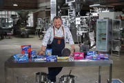 Sebastian Lege deckt die Tricks von Mondelez auf, einem Giganten der Lebensmittelindustrie. Der Produktentwickler zeigt wie bei Philadelphia, Tassimo, Oreo und Milka an guten Zutaten gespart wird. Er baut beliebte Produkte nach und erzählt die Geschichte des Konzerns nach. Sebastian Lege deckt die Tricks von Mondelez auf, einem Giganten der Lebensmittelindustrie. Der Produktentwickler zeigt wie bei Philadelphia, Tassimo, Oreo und Milka an guten Zutaten gespart wird. Er baut beliebte Produkte nach und erzählt die Geschichte des Konzerns nach.