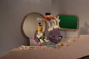 Ernie und Bert in ihrem Quietsche-Entchen-Raumschiff. Ernie und Bert in ihrem Quietsche-Entchen-Raumschiff.