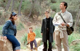 Der vielbesch&auml;ftgite Bauunternehmer Uli Fischer (Michael Roll, rechts) hat auf Mallorca endlich einmal Zeit, sich um seine drei Kinder Caroline (Rebecca Hessing), Patrick (Pablo Ben Yakov, 2. von rechts) und Tom (Fabio Giegerich) zu k&uuml;mmern.