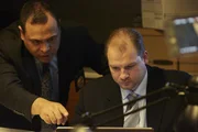 Drama-Rekonstruktion: Detektiv Edgar Elizondo und Detektiv Nathan Gallop sehen sich Überwachungsvideos an.