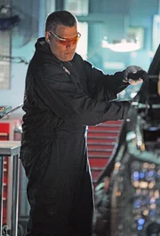 Dr. Ray Langston (Laurence Fishburne) untersucht ein Fahrzeug in der Hoffnung, verwertbare Spuren zu finden. Dr. Ray Langston (Laurence Fishburne) untersucht ein Fahrzeug in der Hoffnung, verwertbare Spuren zu finden.