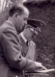 Es war eines der gigantischsten Bauvorhaben der Menschheitsgeschichte. Überall im Dritten Reich und den von Deutschland besetzten Gebieten wurden ganze Fabrikanlagen in unterirdische Stollensysteme verlegt. Sklavenarbeiter mussten bis Kriegsende unter unmenschlichen Bedingungen kilometerlange Tunnel in Berge graben, um die Rüstungsproduktion zu sichern.