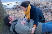 Bea Hölsch (Daniela Wutte, re.) ist mit Fieber umgekippt und hat sich einen Schlüsselbeinbruch zugezogen. Ihren behandelnden Arzt Dr. Martin Stein (Bernhard Bettermann, li.) bringt sie mit ihrem sehr anschmachtenden Verhalten in eine ziemlich unangenehme Situation. Auch Dr. Kathrin Globisch (Andrea Kathrin Loewig, mi.) ist ziemlich irritiert.