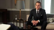 Durch die Scheidung seines Bruders und den Weggang von Mike werden bei Harvey (Gabriel Macht) alte Wunden aufgerissen; er kämpft mit Verlustängsten und denkt über professionelle Hilfe nach.