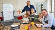 Nicht nur Geld, sondern auch Zeit kann Familie Mühlschlegel mit Tipps und Rezepten von Björn Freitag (hinten) sparen. Nicht nur Geld, sondern auch Zeit kann Familie Mühlschlegel mit Tipps und Rezepten von Björn Freitag (hinten) sparen.
