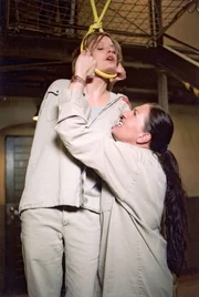 Walter (Katy Karrenbauer, re.) stürzt zu und befreit sie von der Schlinge. Keinen Moment zu spät...