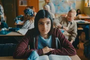 Die elfj&auml;hrige Mona (Dileyla Agirman) ist mit ihrer kurdischen Familie aus Syrien gefl&uuml;chtet und kommt auf eine Schule im Berliner Wedding.