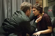 W&auml;hrend seiner Flucht bekommt Stephen Lucas (Sam Worthington, l.) Hilfe von seiner ehemaligen Kollegin Dani (Ver&oacute;nica Echegui, r.). Aber kann er ihr wirklich vertrauen?