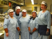 In der Firma Flachglas Wernberg schaut sich Willi an, wie die Glasscheiben weiter verarbeitet werden. Zu Panzerglas zum Beispiel. Was Willi noch nicht wusste: Panzerglas ist nicht etwas eine einzige extra dicke Glasscheibe, sondern ein Sandwich aus vielen einzelnen Scheiben...