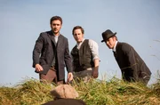 v.l.n.r. Jacob Doyle (Special Guest Allan Hawco), der verkleidete Crabtree (Jonny Harris) und Murdoch (Yannick Bisson) machen sich auf die Suche nach ihrem Verdächtigen.