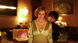 Kammerzofe Maggie (Sally Hawkins, re.) ist die einzige Vertraute von Diana (Kristen Stewart, li.).