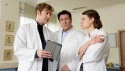 Christian (Francis Fulton-Smith, M.) untersucht gemeinsam mit Timo (Tom Radisch, l.) und Lisa (Marie Seiser, r.) den Fall einer jungen Turnerin mit chronischen Erschöpfungszuständen.