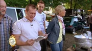 Trödelexperte Otto unterstützt Peter und Annegret beim Verkauf der Sachen auf dem Flohmarkt. Trödelexperte Otto unterstützt Peter und Annegret beim Verkauf der Sachen auf dem Flohmarkt.