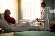Dr. Ina Schulte (Isabell Gerschke) und Dr. Philipp Brentano (Thomas Koch) haben gerade erfahren, dass Sarah Marquardt und Philipps Frau Arzu mit einer Hochschwangeren im Fahrstuhl stecken geblieben sind. Dr. Ina Schulte (Isabell Gerschke) und Dr. Philipp Brentano (Thomas Koch) haben gerade erfahren, dass Sarah Marquardt und Philipps Frau Arzu mit einer Hochschwangeren im Fahrstuhl stecken geblieben sind.