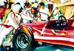 Die beiden schlagkr&auml;ftigen Haudegen Kid (Terence Hill, l.) und Ben (Bud Spencer, r.) sind und bleiben zwei unzertrennliche Freunde. Bei einem Autorennen gewinnen sie einen lang ersehnten Buggy ...