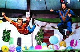Kid (Terence Hill, l.) und Ben (Bud Spencer, r.) sind gl&uuml;cklich, denn bei einem Rennen haben die beiden Draufg&auml;nger einen Buggy gewonnen ...