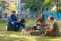 Roger M&uuml;ller (Charly H&uuml;bner) und Jill (Emilie Neumeister) sitzen mit ihren Nachbarn (Barbara Philipp, Christoph Jungmann) am Feuer.