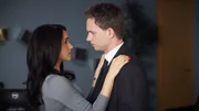 Mike (Patrick J. Adams) und Rachel (Meghan Markle) stehen vor einem Wendepunkt ihrer Beziehung; unterschiedliche Lebenspläne werden deutlich.