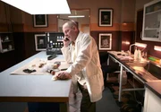 Der Techniker Nyberg (Mats Bergman) hat etwas entdeckt. Der Techniker Nyberg (Mats Bergman) hat etwas entdeckt.