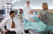 Dr. Ina Schulte (Isabell Gerschke) und Dr. Philipp Brentano (Thomas Koch) haben gerade erfahren, dass Sarah Marquardt und Philipps Frau Arzu mit einer Hochschwangeren im Fahrstuhl stecken geblieben sind.