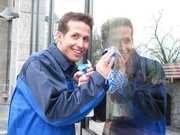 Willi beim Fensterputzen, Willi geht heute der Frage nach: Wer macht das Glas klar?