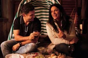 Dr. Alvares (Rene Ifrath) und Franziska (Christine Neubauer) haben die Liege fertiggestellt und gönnen sich ein gemeinsames Picknick. Dr. Alvares (Rene Ifrath) und Franziska (Christine Neubauer) haben die Liege fertiggestellt und gönnen sich ein gemeinsames Picknick.