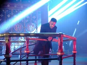 Jaisal (Sacha Dhawan) steht in seinem exklusiven Club, dem "alten Pumpenhaus".