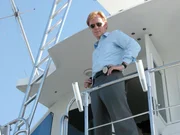Ein Mann wurde an Bord seiner Jacht erschossen. Lt. Horatio Caine (David Caruso) beginnt am Tatort mit den Ermittlungen. Ein Mann wurde an Bord seiner Jacht erschossen. Lt. Horatio Caine (David Caruso) beginnt am Tatort mit den Ermittlungen.