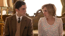 Diana (Kristen Stewart, re.) wei&szlig; um die Untreue ihres Ehemanns Charles (Jack Farthing, li.).