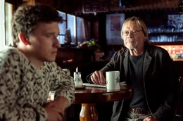 Zur&uuml;ck in der Heimat: Martin (Oliver Konietzny) trifft auf seinen fr&uuml;heren Lehrer J&uuml;rgen Ackermann (Volker Lechtenbrink).