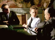 Der Führer der neonazistischen Gruppe 'RAW', Kyle Ackerman (Cody Kasch, M.), wird von Detective John Munch (Richard Belzer, l.) und Odafin Tutuola (Ice-T) verhört. Er wird beschuldigt, mehrere ausländische Kinder erschossen zu haben.